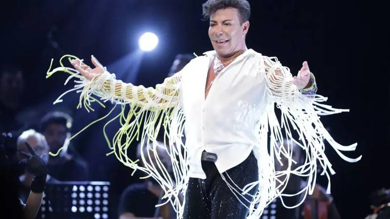 Müzisyenliğinin yanı sıra tiyatrocu ve sunucu kimlikleriyle de tanınan Ürek, sahne performansları ve enerjisiyle geniş bir hayran kitlesine sahiptir. Sanat hayatına genç yaşlarda başlayan Ürek, uzun yıllardır Türk televizyon ve müzik dünyasında aktif rol almaktadır.