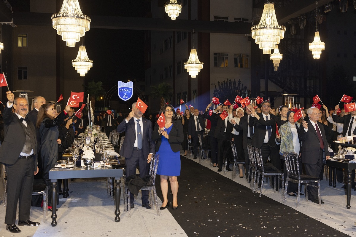 Sanko Okullari 25 Yaşinda 1