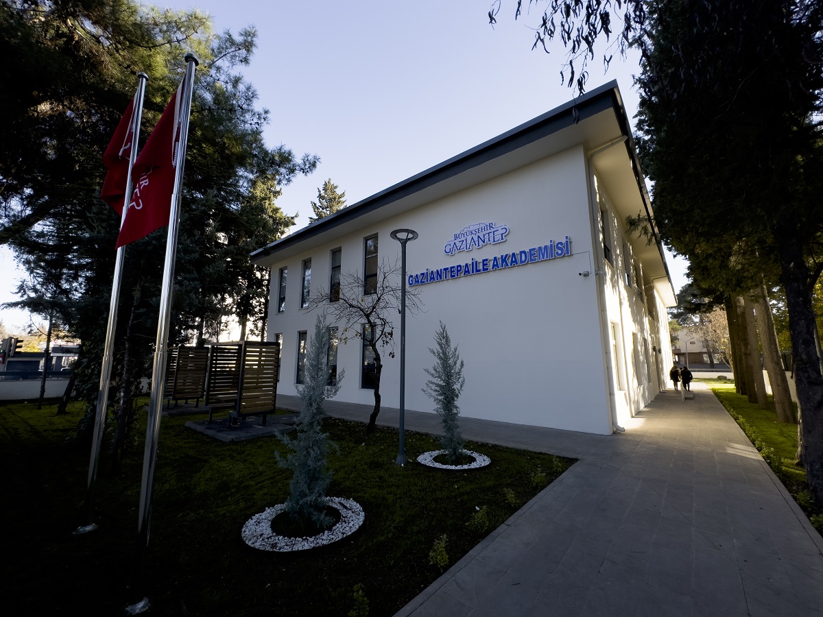 Ai̇le Akadei̇mi̇si̇ (1)