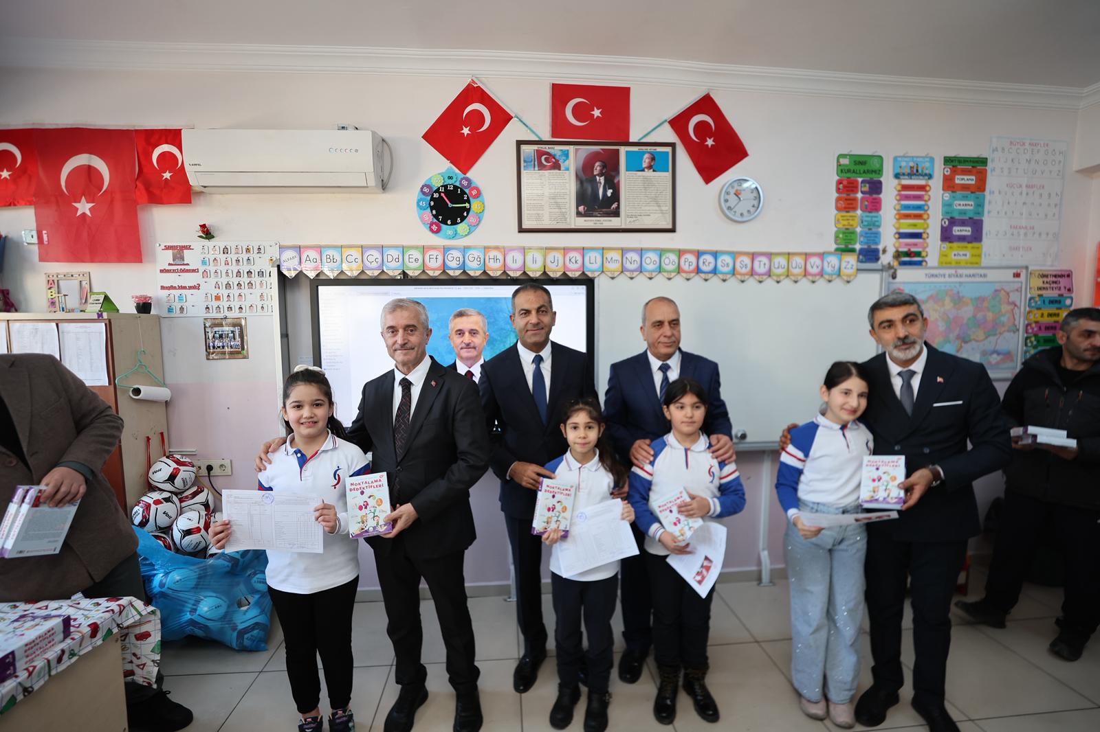 Başkan Ki̇tap Ve Top Hedi̇ye Etti̇ (3)