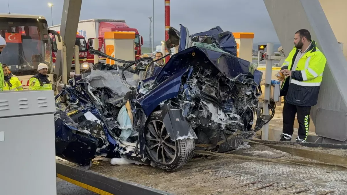 Bir Anlık Hata Felakete Dönüştü Otobüsün Çarptığı Otomobil Gişede Sıkıştı
