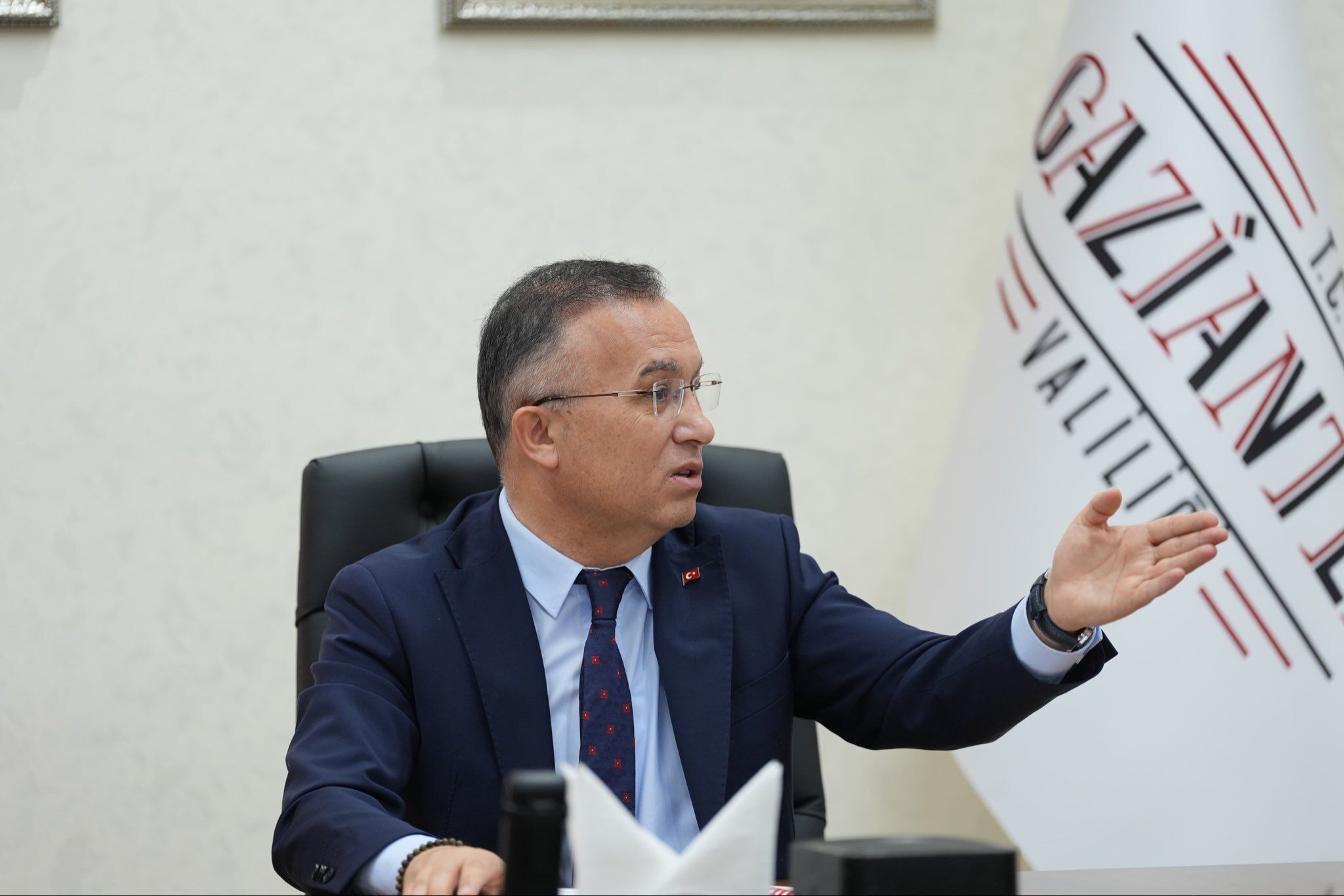 H B1B0Gb W U A A9If K