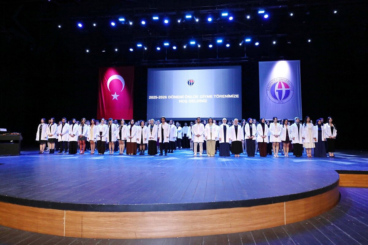 Gaün Di̇ş Heki̇mli̇ği̇ Fakültesi̇ Öğrenci̇leri̇ Beyaz Önlükleri̇ni̇ Gi̇ydi̇ 1