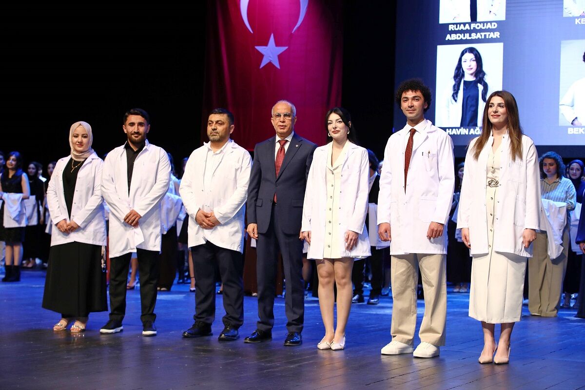 Gaün Di̇ş Heki̇mli̇ği̇ Fakültesi̇ Öğrenci̇leri̇ Beyaz Önlükleri̇ni̇ Gi̇ydi̇ 5