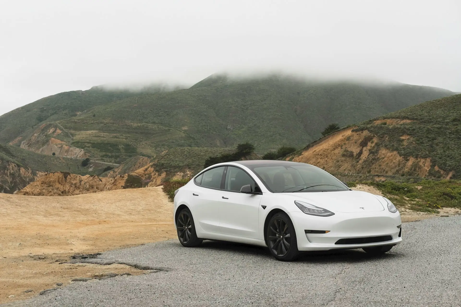 Avrupa’da bir ilk! Sürücüsüz Tesla trafiğe çıktı…