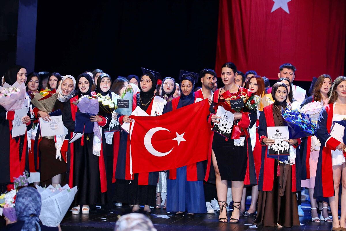 Gaün Oğuzeli̇ Meslek Yüksekokulu'nda Mezuni̇yet Coşkusu (6)