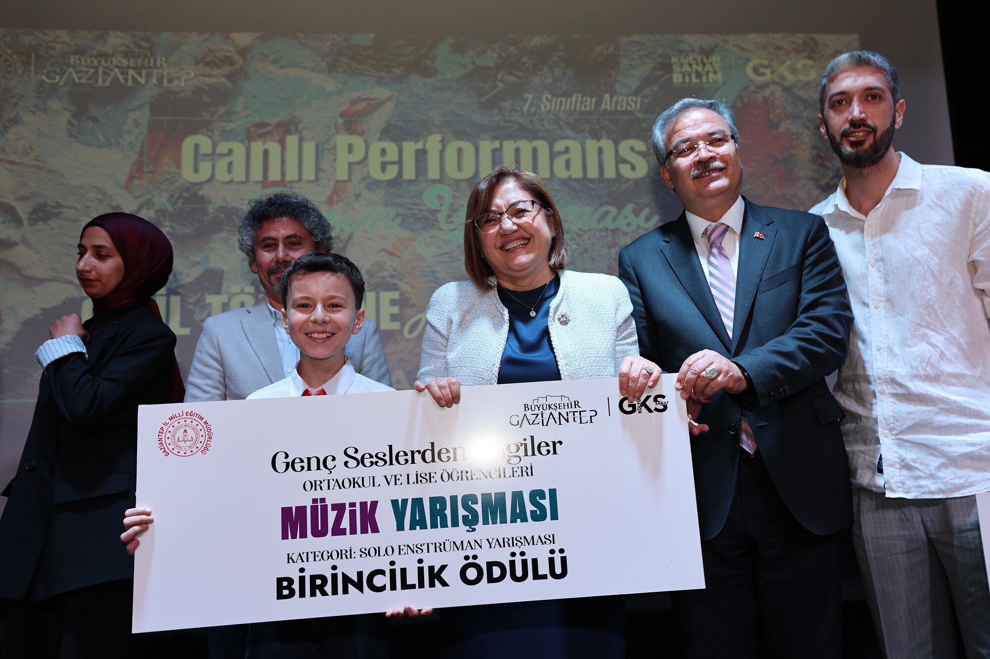 Gazi̇antep’te Sanatla Yükselen Öğrenci̇ler Ödüllendi̇ri̇ldi̇ (11)