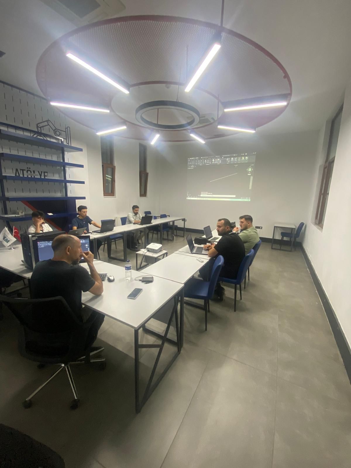 İgem’de Mobi̇lya Tasarimi İçi̇n Autocad Eği̇ti̇mi̇ Başladi