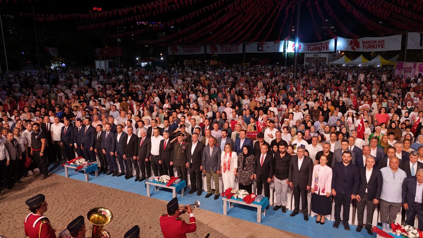 Gazi̇ Şehi̇rde Mi̇lleti̇n Kahramanlik Destani İçi̇n Meydanlar Yi̇ne Doldu (1)-1