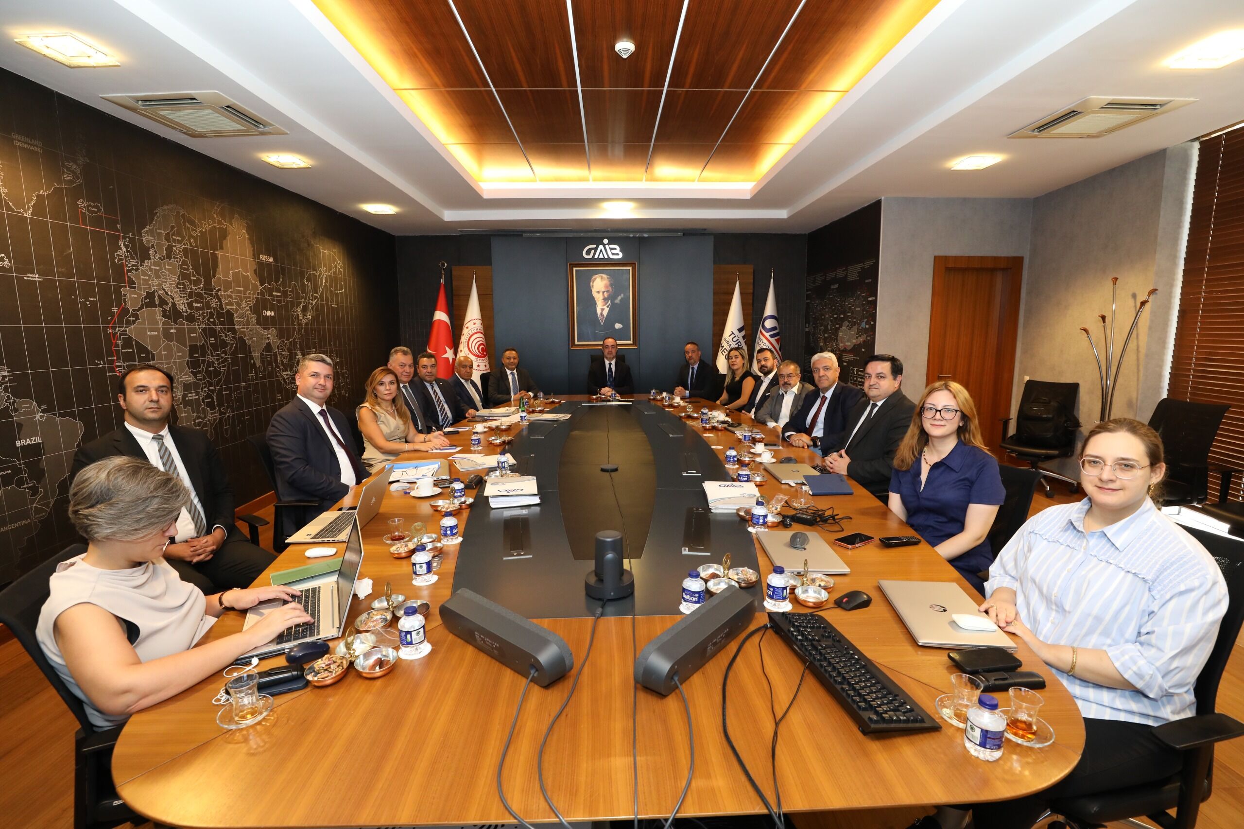 Tekstil sektörü üretmeye ve ihracata devam ediyor