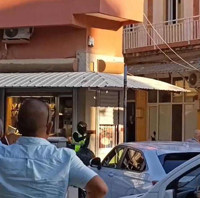 Kuyumcu dükkanında silahlı soygun girişimi! 2 yaralı