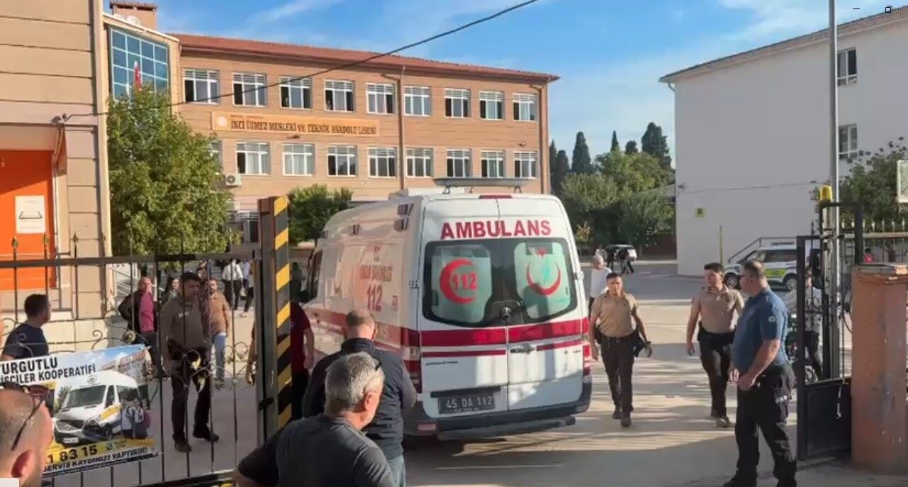 Manisa'da okul önünde silahlı saldırı!Yaralılar var...