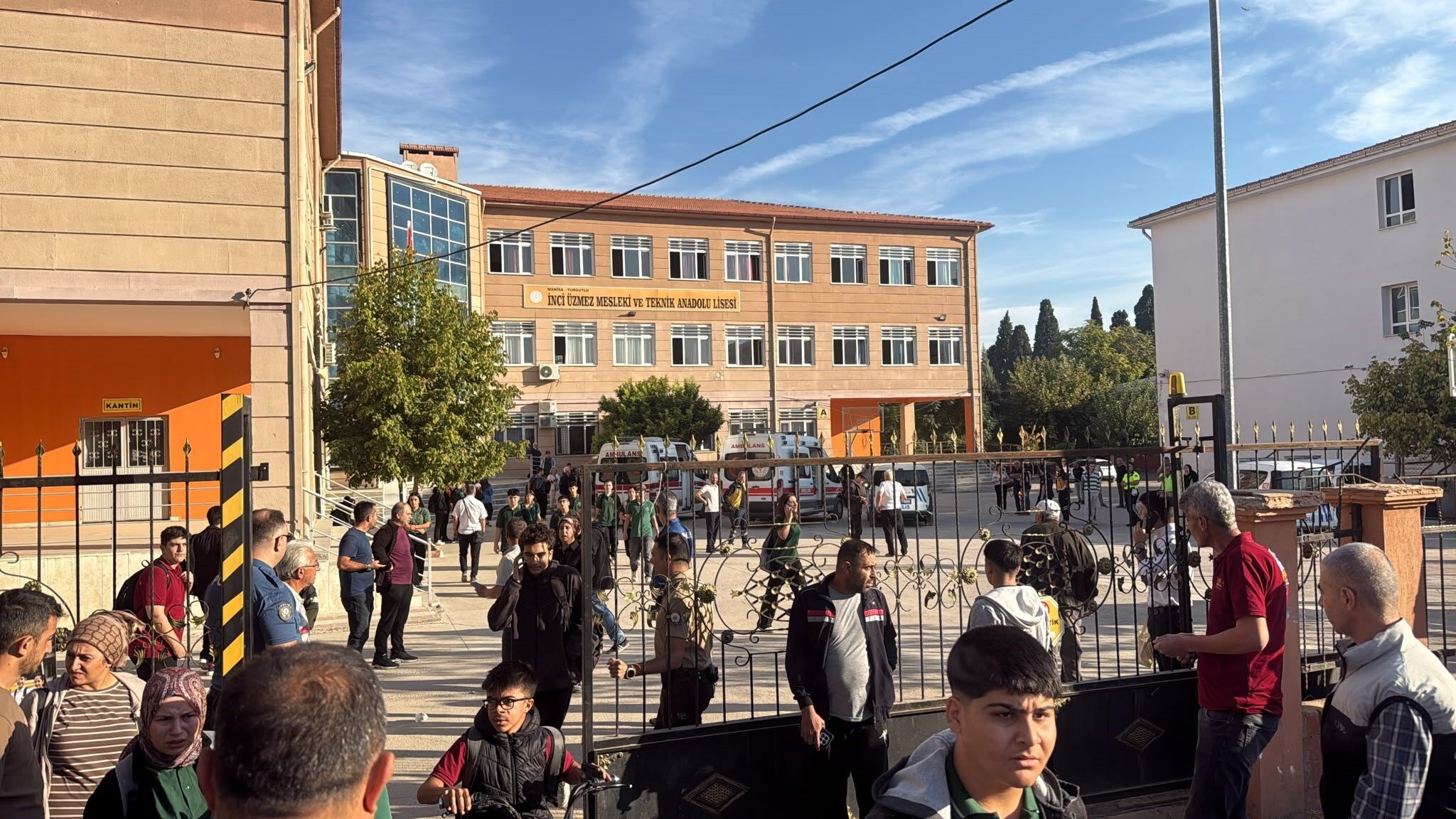 Manisa'da o okul önünde silah sesleri yükselmişti! Veliler okula akın etti...