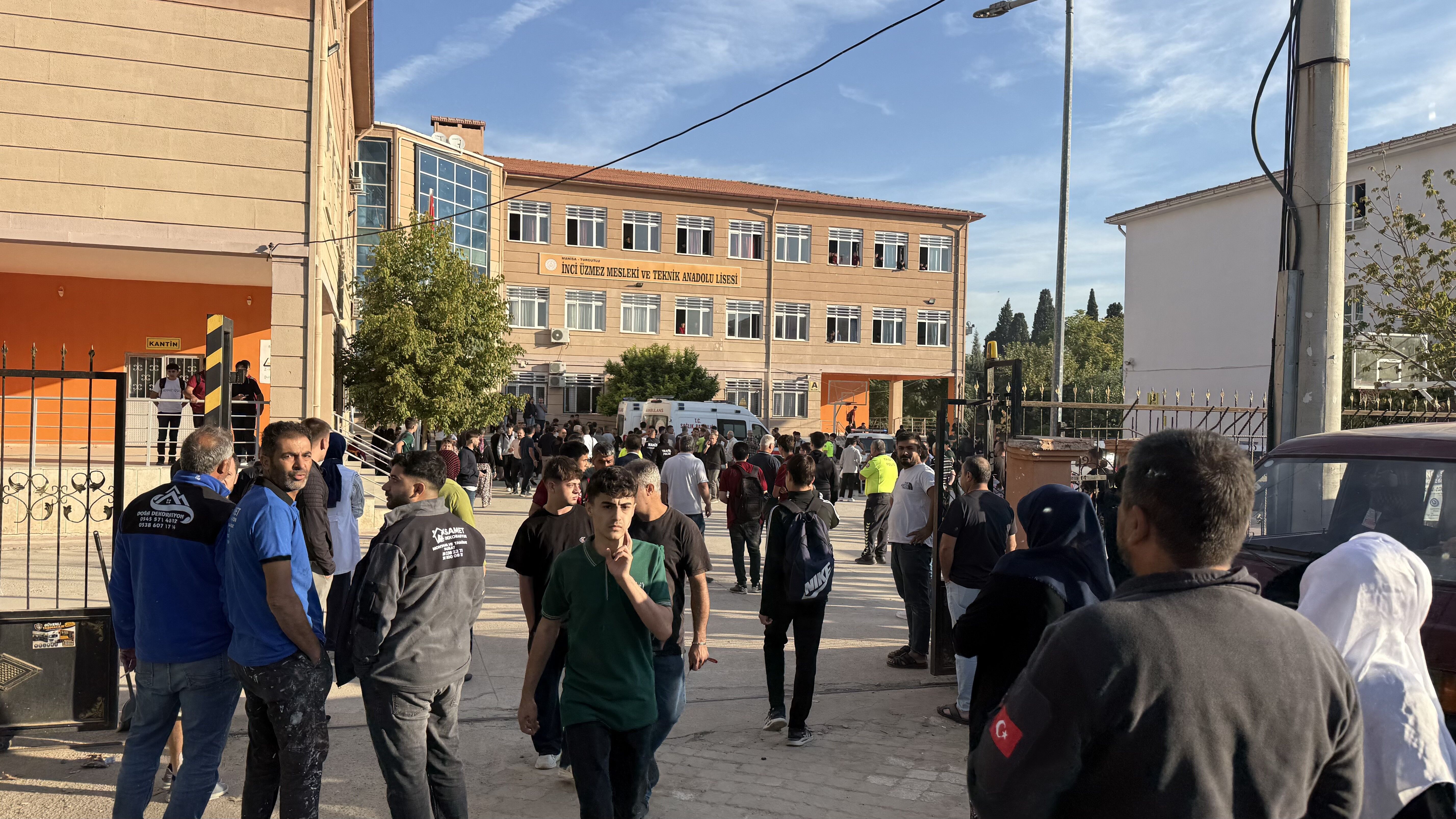 Manisa’da okul önünde silahlı saldırı! Saldırgan yakalandı, 2’si ağır 10 öğrenci yaralı…