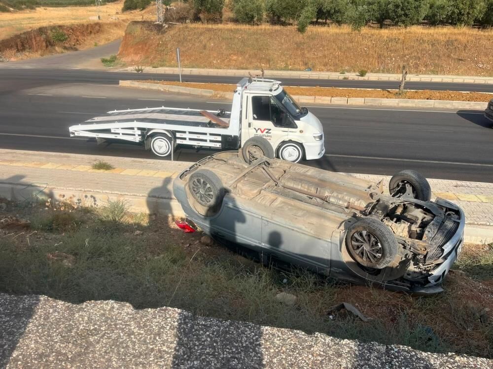 Gaziantep'te otomobil kaldırıma uçarak ters döndü! Sürücü yaralandı