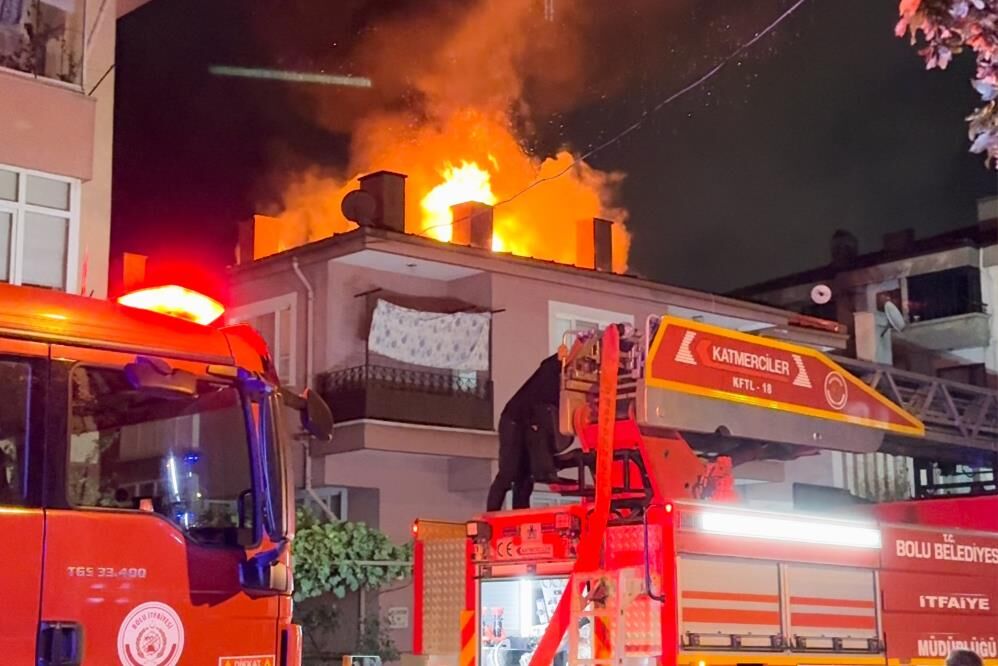 3 katlı evin çatısı alev alev yandı! Mahalleli sokağa döküldü