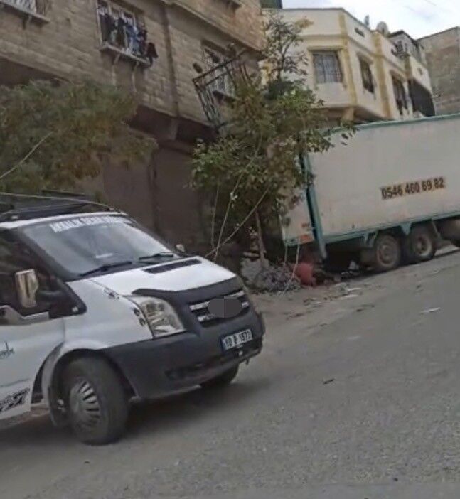 Gaziantep'te faciadan kıl payı dönüldü: Freni boşalan kamyon eve çarptı!