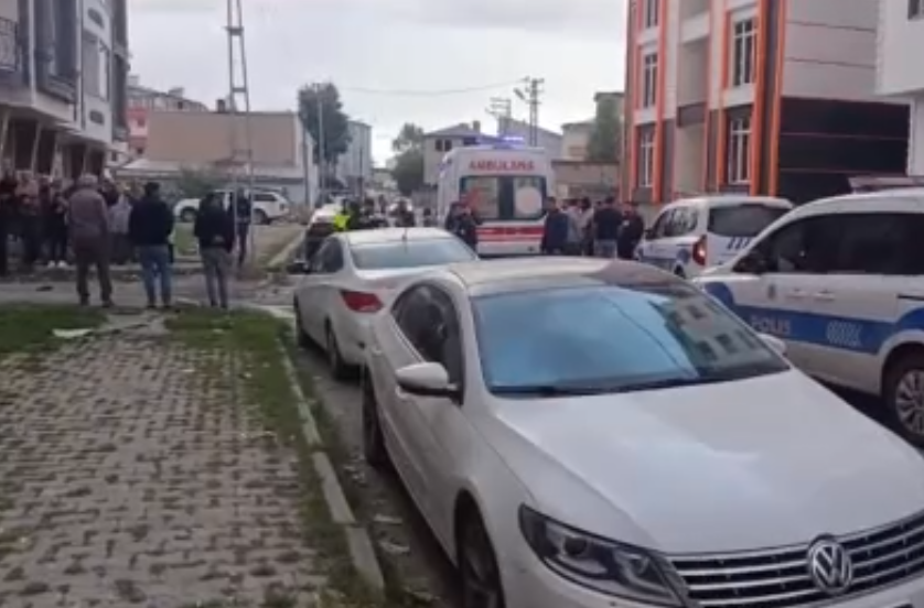 Motosikletli saldırgan silahla dehşet saçtı: 2 Yaralı!