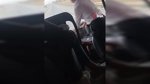 Yolcu otobüsünde pes dedirten anlar! Otobüs giderken şoför değişimi yaptılar