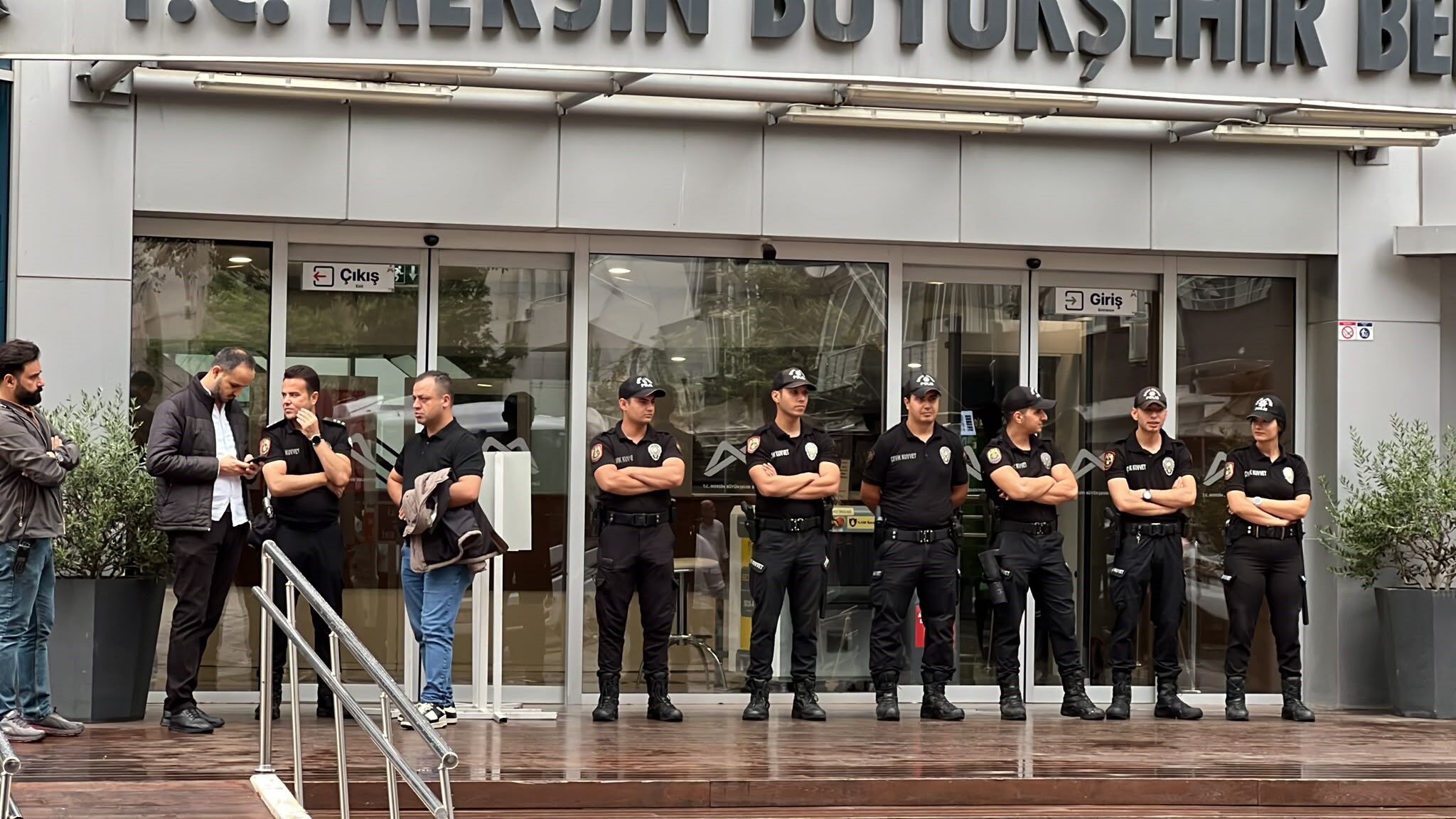 Mersin Büyükşehir Belediyesine operasyon! Başkan Seçer dahil 59 gözaltı