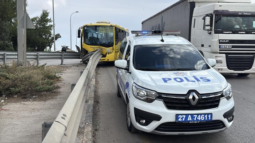 Gaziantep'te feci kaza! Halk otobüsü demir bariyerlere çarptı: Yaralılar var…