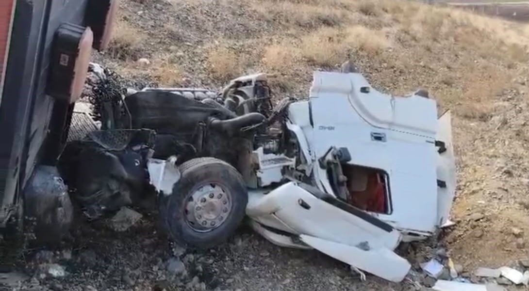 Gaziantep’te kontrolden çıkan tır şarampole uçtu!