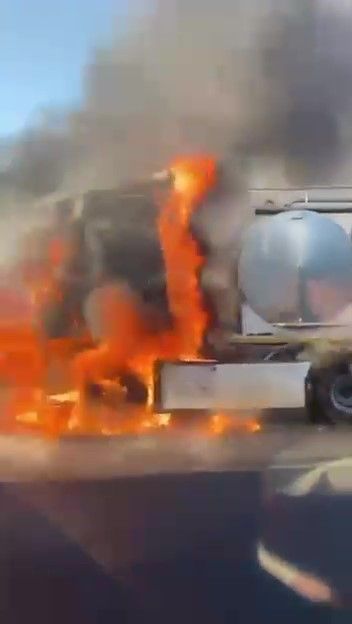 Gaziantep otoyolunda alevlere teslim olan tır metal yığınına döndü!