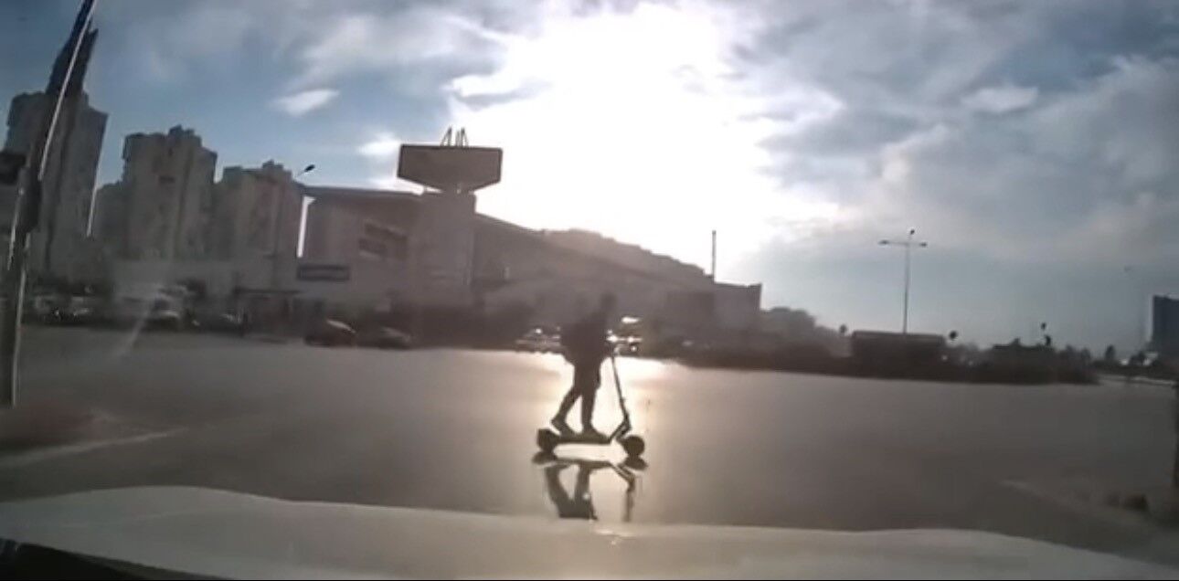 Işık ihlali yapan scooter sürücüsü kazadan kıl payı kurtuldu! İşte o anlar…