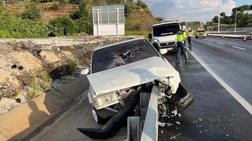 Tofaş otomobil demir bariyerlere ok gibi saplandı! Sürücü yaralandı
