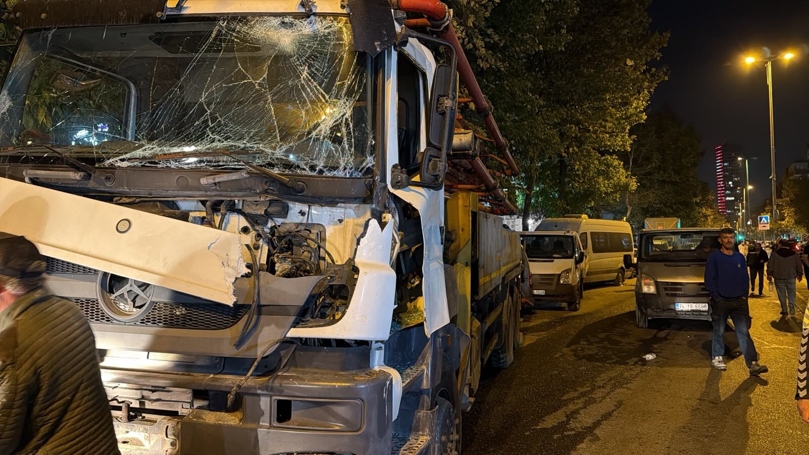 El freni çekilmeyen beton pompası dehşet saçtı! 7 araç hasar aldı