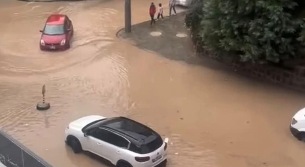 Gaziantep yağışa teslim oldu: Yollar göle döndü, çok sayıda kaza meydana geldi (VİDEOHABER)