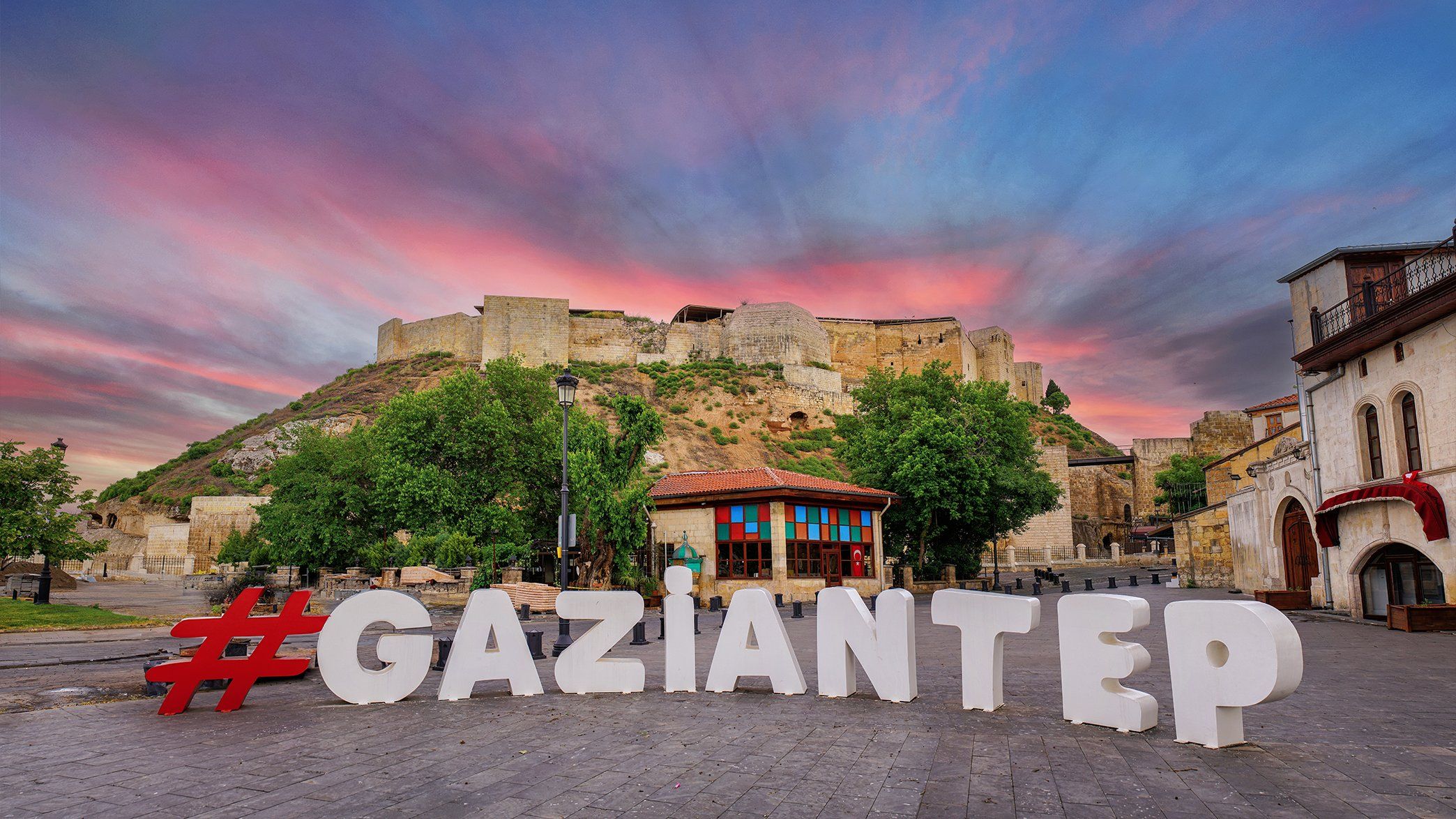 Birçok vatandaş Gaziantep’in ilk valilerini merak ediyor ve internet üzerinden araştırmalar yapıyor. İşte Gaziantep’in ilk valisi ve geçmişten bugüne tüm valileri…